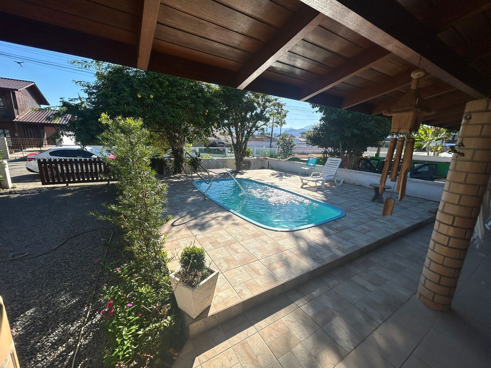 Vista da casa com piscina